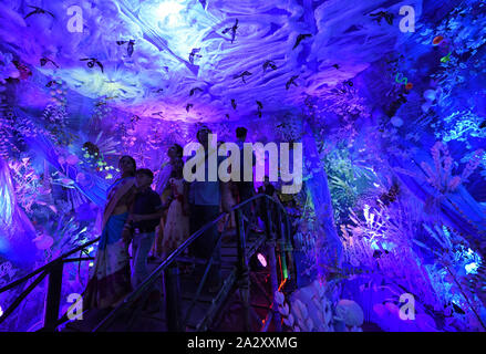 Kolkata, Inde. 06Th Oct, 2019. Les gens prennent des photos des différentes étapes de temporaire Pandals (culte) pendant le festival.Durgapuja est la plus grande fête hindoue célébrée à Kolkata et fonctionne pendant 9 jours. Durga est une description de la puissance de la déesse dans la mythologie Hindoue. Credit : SOPA/Alamy Images Limited Live News Banque D'Images