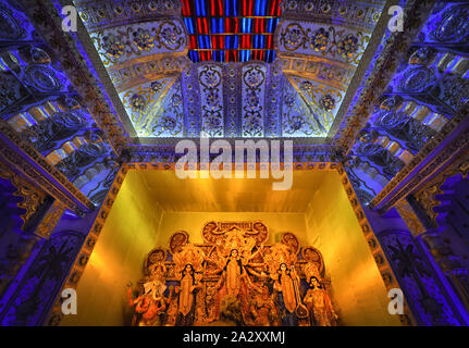 Kolkata, Inde. 06Th Oct, 2019. Pandal temporaires (lieu de prière) décorées avec des concepts créatifs de fête vu pendant le festival.Durgapuja est la plus grande fête hindoue célébrée à Kolkata et fonctionne pendant 9 jours. Durga est une description de la puissance de la déesse dans la mythologie Hindoue. Credit : SOPA/Alamy Images Limited Live News Banque D'Images