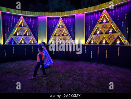 Kolkata, Inde. 06Th Oct, 2019. Les gens prennent des photos des différentes étapes de temporaire Pandals (culte) pendant le festival.Durgapuja est la plus grande fête hindoue célébrée à Kolkata et fonctionne pendant 9 jours. Durga est une description de la puissance de la déesse dans la mythologie Hindoue. Credit : SOPA/Alamy Images Limited Live News Banque D'Images
