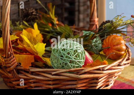 Thanksgiving Halloween et décorations dans une maison avec des couleurs d'automne, le potiron, les légumes et un panier de décorations avec un heureux signe dans un residenti Banque D'Images