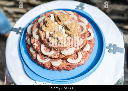 Gâteau de mariage matières Atriaux cuisine porc haché burgers sur un plateau en ardoise avec oignon, romarin, poivre et sel, servi sur un mariage close-up Banque D'Images