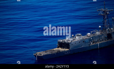 191001-N-YI115-2058 MER DES PHILIPPINES (24 oct. 1, 2019) Ex-USS Ford (FFG 54), une frégate déclassés, subit des dommages comme des navires, des aéronefs de la Marine américaine, et un sous-marin, et les navires de la République de Singapour à feu au cours d'un exercice d'amortissement Ford (SINKEX) dans le cadre de l'exercice Pacific Griffin 2019. Griffin du Pacifique est un exercice effectué dans les eaux près de Guam visant à améliorer les compétences combinées en mer tout en renforçant les relations entre les États-Unis et la République de Singapour marines. (U.S. Photo par marine Spécialiste de la communication de masse 3 Classe Josiah J. Kunkle/libérés) Banque D'Images