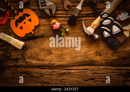Happy Halloween journée avec construction bricolage outils pratiques sur grunge background concept. Télévision jeter dessus avec l'exemplaire de l'espace pour votre texte. Banque D'Images
