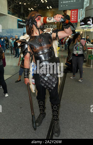 New York, NY - 3 octobre, 2019 : Cosplayeuse pose au cours de New York Comic Con à Jacob Javits Center Banque D'Images