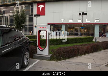 Une voiture électrique Tesla sera chargée à une station de recharge Tesla devant un magasin Tesla dans le centre commercial SPK Beijing le 17 juillet 2019. Banque D'Images
