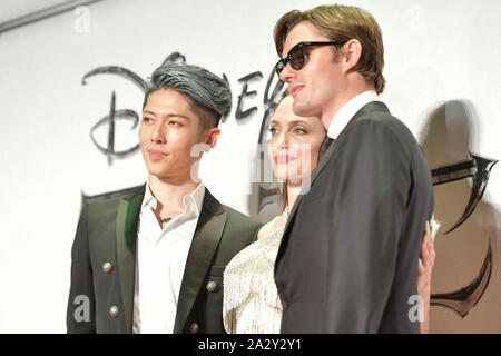 (L-R) musicien japonais MIYAVI, acteurs Angelina Jolie et Sam Riley assister à la première mondiale au Japon pour le Disney's 'Maleficent : maîtresse du Mal' le 3 octobre 2019, à Tokyo, Japon. Le film est une suite de 2014 a frappé 'Maleficent' et sortira le 18 octobre. Credit : AFLO/Alamy Live News Banque D'Images
