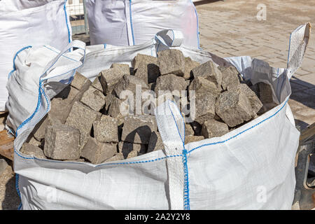 Les pavés, dans un grand sac sur un site de construction Banque D'Images