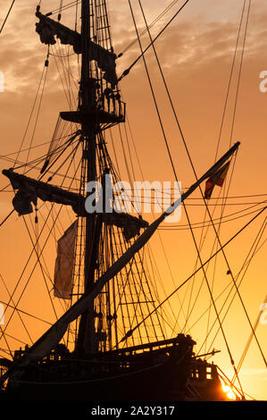 Le El Galeon, une réplique d'un grand navire du 16ème siècle, est découpé sur un ciel lever dynamique à Saint Augustine, en Floride. Banque D'Images