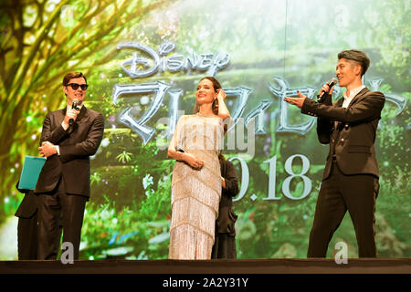 (L-R) acteurs Sam Riley, Angelina Jolie et musicien japonais MIYAVI assister à la première mondiale au Japon pour le Disney's 'Maleficent : maîtresse du Mal' le 3 octobre 2019, à Tokyo, Japon. Le film est une suite de 2014 a frappé 'Maleficent' et sortira le 18 octobre. Credit : AFLO/Alamy Live News Banque D'Images