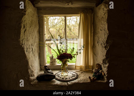 Dans l'enfoncement de la fenêtre de l'ancienne maison en pierre avec des murs épais Banque D'Images