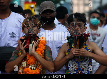 Phuket, Thailande. 08Th Oct, 2019. Les dévots de l'Bang Chinois Neow culte avec leur visage transpercé de pointes prend part à une procession annuelle célébrant le festival végétarien de Phuket, au sud de Bangkok. Credit : SOPA/Alamy Images Limited Live News Banque D'Images