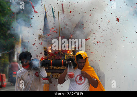 Phuket, Thailande. 08Th Oct, 2019. Les dévots de l'Bang Chinois Neow culte réagir tandis que les pétards explosent derrière eux pendant qu'ils prennent part à une procession annuelle célébrant le festival végétarien de Phuket au sud de Bangkok. Credit : SOPA/Alamy Images Limited Live News Banque D'Images