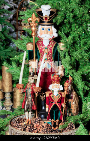 Noël - Nouvel An jouets et figurines en céramique de personnages de contes de fées sur fond de branches d'épinette et les cônes verts. Banque D'Images