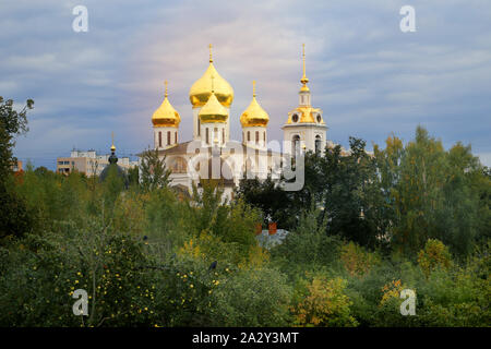 Photo de la belle église de l'Assomption en Russie Dmitrov Banque D'Images