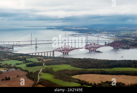 Vue aérienne des trois ponts qui enjambent le Firth of Forth entre le Sud et le Nord Queensferry, en Écosse. Banque D'Images