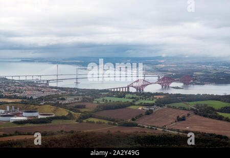 Vue aérienne des trois ponts qui enjambent le Firth of Forth entre le Sud et le Nord Queensferry, en Écosse. Banque D'Images