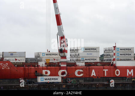 Déchargement de conteneurs grue russe cargo Sevmorput brise-glace à propulsion nucléaire plus léger à bord des navires de transport. Port de mer commercial du terminal. Kamchatka Banque D'Images