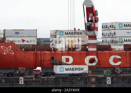 Déchargement de conteneurs grue russe cargo Sevmorput - brise-glace à propulsion nucléaire plus léger à bord des navires de transport. Port maritime commercial du terminal. Pacific Banque D'Images