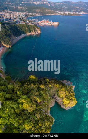 Vue aérienne de la plage de Mogren (deux plages de sable) et la vieille ville (Stari Grad) de Budva, Monténégro. Côte déchiquetée sur la mer Adriatique Banque D'Images