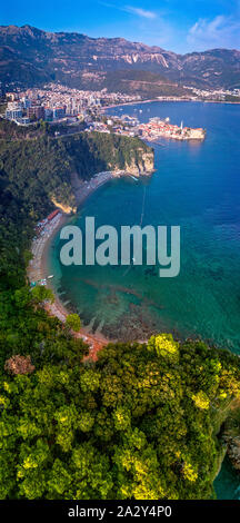 Vue aérienne de la plage de Mogren (deux plages de sable) et la vieille ville (Stari Grad) de Budva, Monténégro. Côte déchiquetée sur la mer Adriatique Banque D'Images