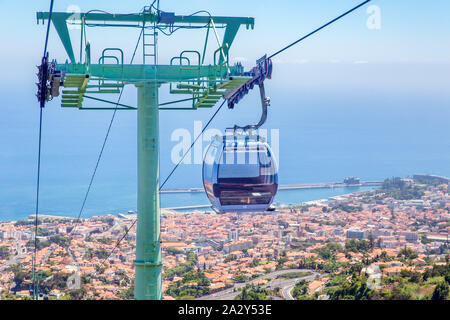 Avec cabines de téléphérique au-dessus de la ville et sur l'île de Madère, entre Funchal et Monte Banque D'Images