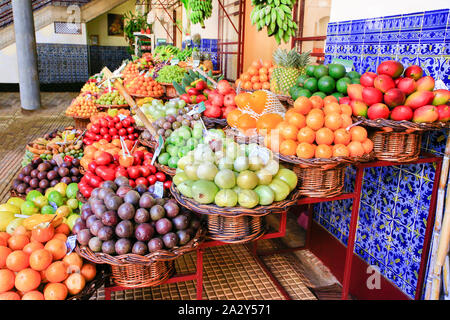 Place du marché avec de nombreux fruits colorés de l'île de Madère au Portugal Banque D'Images