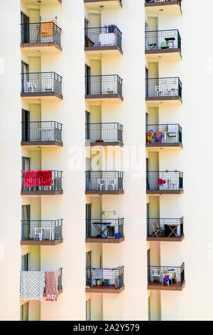 Immeuble avec beaucoup d'appartements et d'un balcon au Portugal Banque D'Images