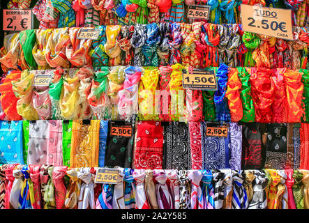 Rangées de foulards colorés la pendaison pour vendre au marché en Madère Banque D'Images