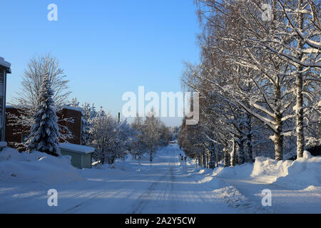 La conduite dans le pays merveilleux de l'hiver appelé la Finlande en hiver. Sur cette photo vous pouvez voir la route glacée et beaucoup de neige au sol et de la forêt autour de lui. Banque D'Images