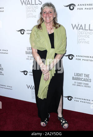 Century City, United States. 06Th Oct, 2019. CENTURY CITY, LOS ANGELES, CALIFORNIE, USA - 03 OCTOBRE : Photographe Carol Guzy arrive à l'Annenberg Space for Photography's W|ALL's : défendre, diviser et le Divin Ouverture de l'exposition tenue à l'Annenberg Space for Photography le 3 octobre 2019 dans la région de Century City, Los Angeles, Californie, États-Unis. (Photo par Xavier Collin/Image Crédit : Agence de Presse) L'agence de presse Image/Alamy Live News Banque D'Images