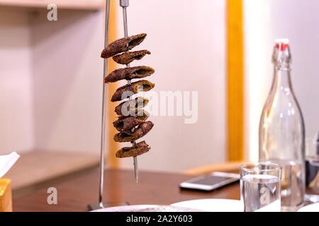 Seekh Kebab de mouton ou d'agneau grillé au grill viande sur stick Banque D'Images