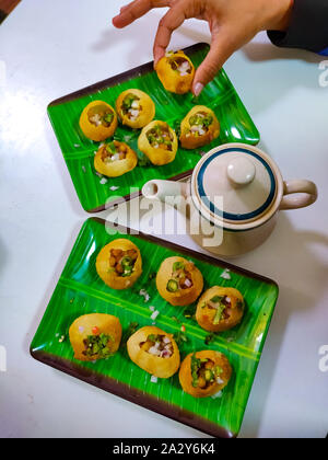 L'alimentation de rue indienne célèbre Gol Gappa, Puchka et Pani Puri. Banque D'Images