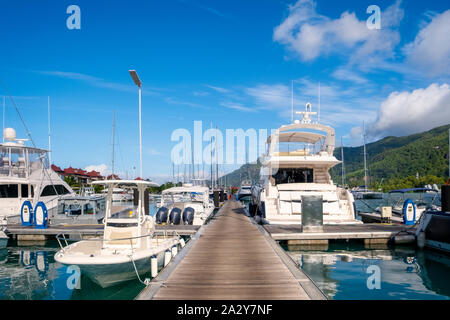 Yachts de luxe et Bateaux en journée ensoleillée à la marina d'Eden Island, Mahe, Seychelles Banque D'Images