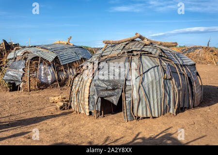 Huttes traditionnelles africaines pauvres en village Dassanech, rivière Omo, Ethiopie maisons autochtones Banque D'Images