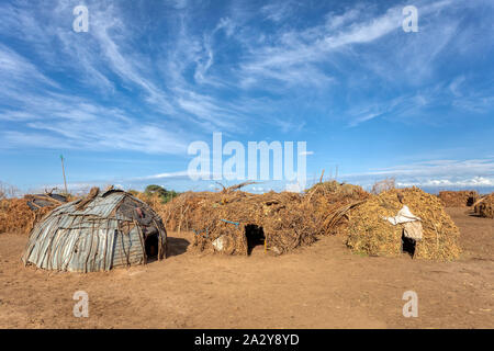 Huttes traditionnelles africaines pauvres en village Dassanech, rivière Omo, Ethiopie maisons autochtones Banque D'Images