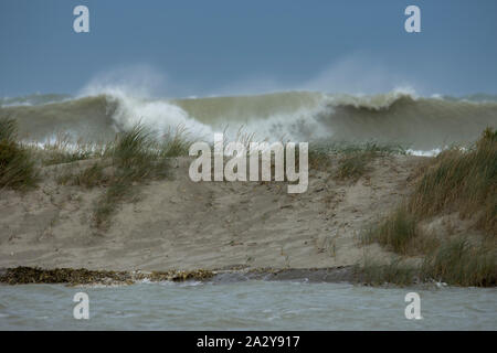 Pendant les grandes marées au large du Hourdel,le vent souffle et la mer est déchainée, formant de grosse vague et de l'écume. Banque D'Images