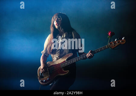 Copenhague, Danemark. 01er octobre 2019. Le groupe de rock américain Pixies effectue un concert live concert durant KB Hallen à Copenhague. Bassiste Paz Lenchantin ici est vu sur scène. (Photo crédit : Gonzales Photo - Peter Troest). Banque D'Images