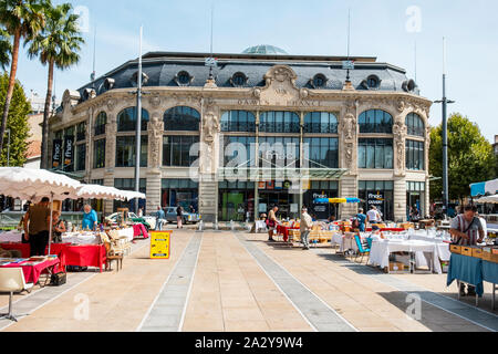 PERPIGNAN, FRANCE - 14 septembre 2019 : une vue de la Place de Catalogne à Perpignan, France, mettant en évidence la aux Dames de France, un ancien bâtiment d Banque D'Images