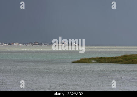 La baie de Somme, la vue du Crotoy à partir du Hourdel par un jour de grande marée.Ciel chargé. Banque D'Images