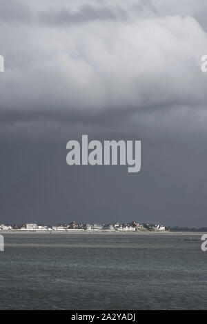 La baie de Somme, la vue du Crotoy à partir du Hourdel par un jour de grande marée.Ciel chargé. Banque D'Images