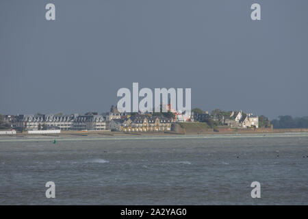 La baie de Somme, la vue du Crotoy à partir du Hourdel par un jour de grande marée.Ciel chargé. Banque D'Images