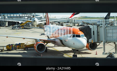 Close up of Easy jet Airbus connecté avec pont d'embarquement des passagers à l'Aéroport International de Vienne Banque D'Images