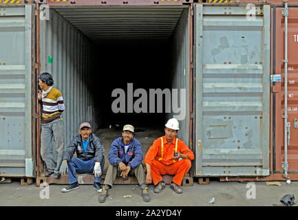 Jakarta, Indonésie - 2099.11.22 : les travailleurs du port pendant une pause de travail dans un récipient porte au port de Tanjung Priok (pelabuhan 3) Banque D'Images