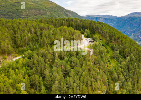 Vue aérienne de vue Stegastein.L'expérience de la plate-forme panoramique spectaculaire, 650 mètres au-dessus du fjord Aurlands. Banque D'Images