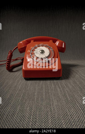 Le téléphone rouge vintage des années 1960 dans l'atmosphère sombre et sinistre. Banque D'Images