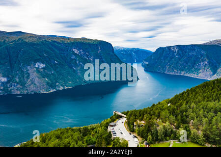 Vue aérienne de vue Stegastein.L'expérience de la plate-forme panoramique spectaculaire, 650 mètres au-dessus du fjord Aurlands. Banque D'Images