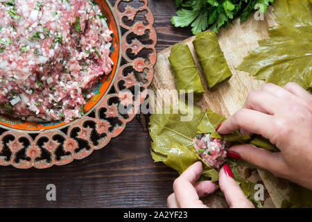 Préparer les feuilles de vigne farcies avec du riz et de la viande, ou traditionnelles Dolma.vue d'en haut. Banque D'Images