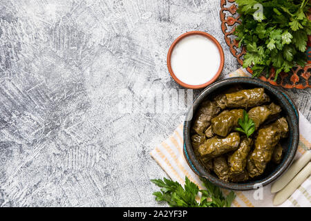 Sarma dolma (traditionnelle) en feuilles de vigne avec copyspace. Liban grec turc une cuisine du Moyen-Orient. Dîner nourriture dolmadakia/ Banque D'Images