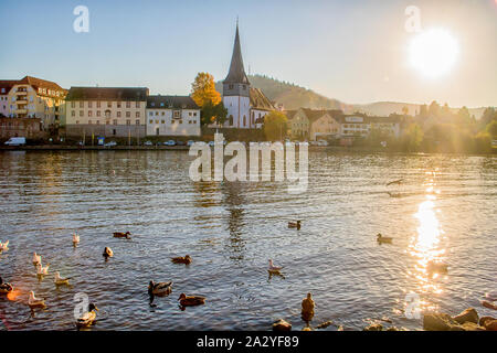 Coucher de scène à la rivière allemande. Neckar et ville de Neckargemünd dans le sud de l'Allemagne Banque D'Images