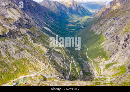 Trollstigen, Andalsnes, la Norvège. Cascade Stigfossen près de la célèbre Montagne Route Trollstigen. Banque D'Images